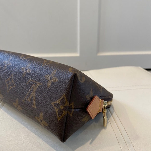 Louis Vuitton Cosmetic Pouch - Picture 4 of 12